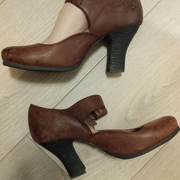 Miz Moos Brownish Size 8 Velcro Strap Mary Janes - Picture 2 of 10